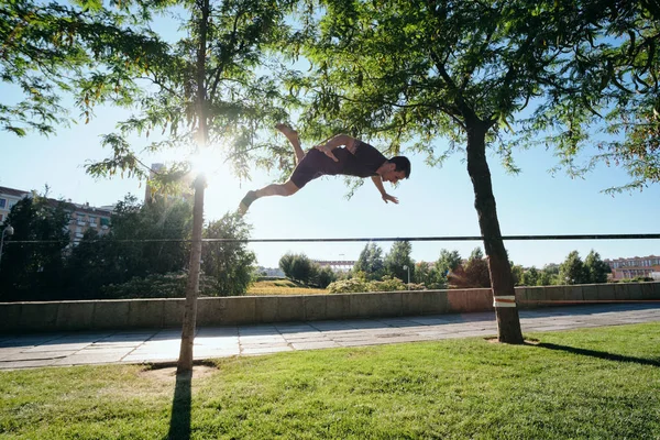 Man Training With Trickline Slackline In City Park — Stock Photo, Image