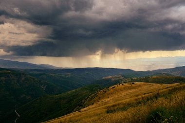 İspanya'da Dağlarda Yaz Fırtınası ve Yağmur