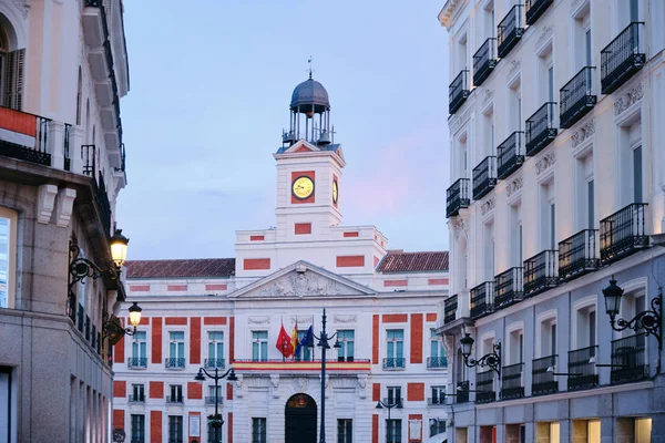 Widok na Puerta del Sol w Madrycie o zachodzie słońca — Zdjęcie stockowe