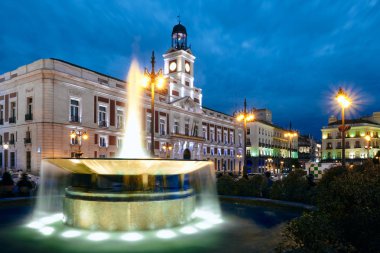 Gece Madrid 'de Puerta del Sol görünümü