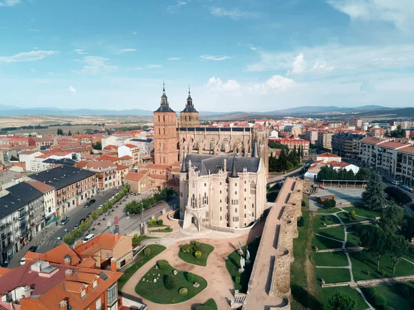 Vue de la cathédrale d'Astorga et du palais épiscopal par Gaudi — Photo