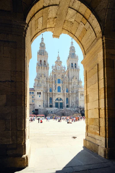 A turisták és az emberek közelében Santiago de Compostela katedrális Spanyolországban — Stock Fotó