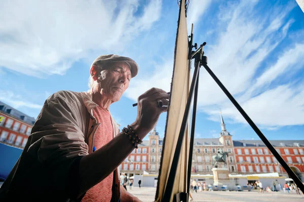 Gamla manliga gatan målare Ritning Porträtt av turist — Stockfoto