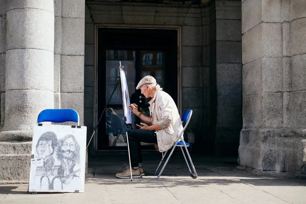 Old Male Street Painter Drawing Portrait Of Tourist — Stock Photo, Image