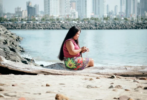 Mujer indígena tejiendo montaña rusa para turistas en Panamá — Foto de Stock