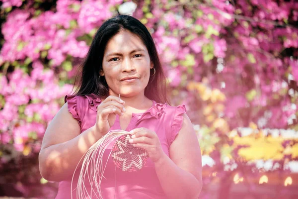 Indigenous Woman Weaving Coaster For Tourists In Panama — Stock Photo, Image