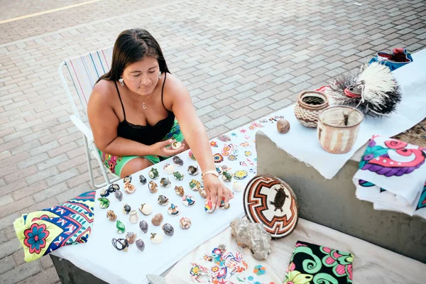 Indigenous Woman Arranging Crafts And Souvenirs At Market Stall — Stock Photo, Image