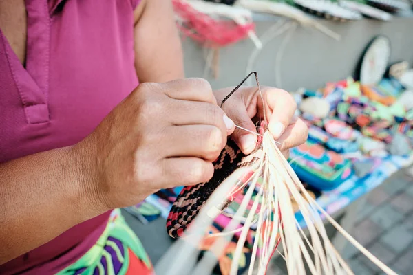 Indigenous Woman Weaving Coaster At Street Market Stall — Stock Photo, Image