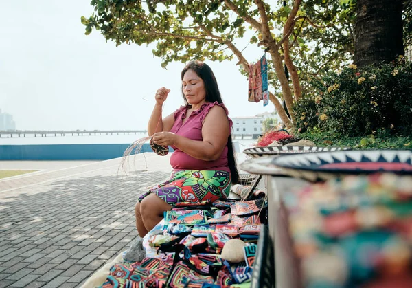 Mulher indígena tecendo lembrança no mercado Stall para turistas Imagens De Bancos De Imagens