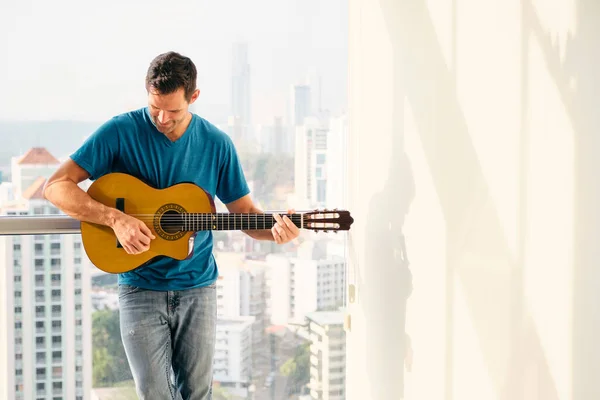 Retrato de homem adulto tocando guitarra clássica e cantando — Fotografia de Stock