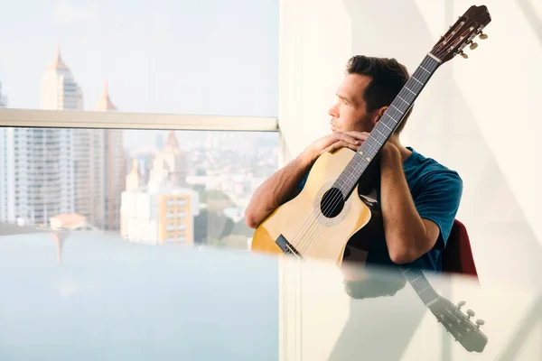 Músico com guitarra sentindo-se sem inspiração e sem criatividade Imagens De Bancos De Imagens