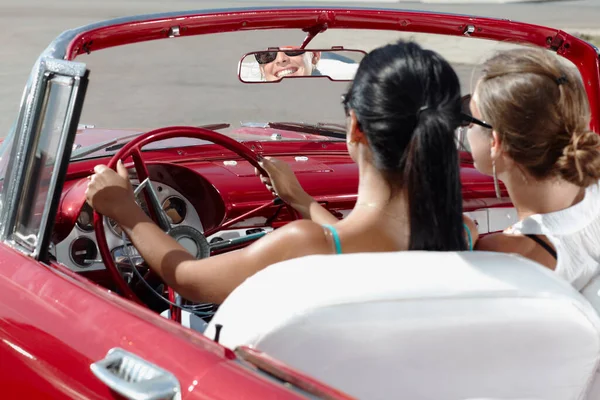 Mulheres felizes dirigindo alugado carro conversível para férias — Fotografia de Stock