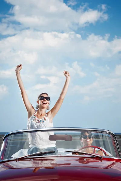 Mujeres felices conduciendo coche convertible alquilado para vacaciones — Foto de Stock