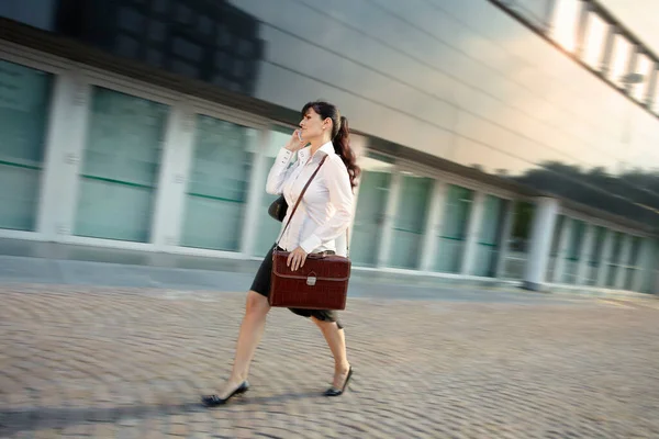 Femme mûre arrivant tard au bureau marchant rapidement sur la rue — Photo