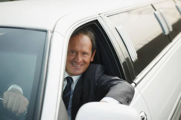 Porträt eines Mannes, der als Fahrer in weißer Limousine arbeitet — Stockfoto