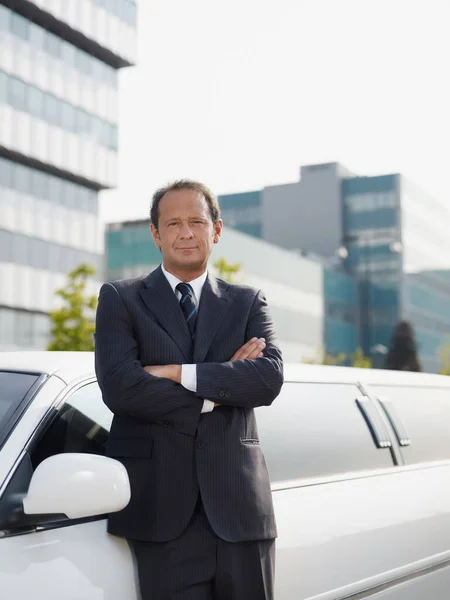 Ritratto di uomo che lavora come autista in limousine bianca — Foto Stock