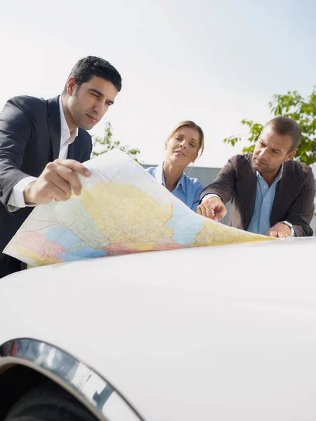 Business People pianificazione viaggio in auto Consulenza Mappa per le indicazioni — Foto Stock