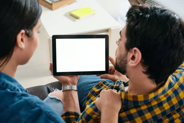 Mladý pár drží tablet s prázdnou obrazovkou pro kopírování prostoru — Stock fotografie