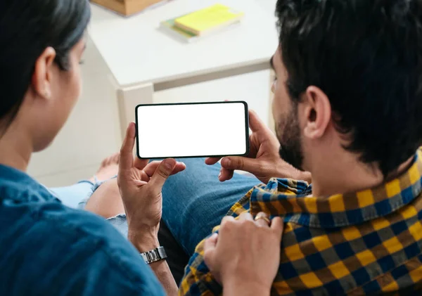 Joven pareja sosteniendo el teléfono con pantalla en blanco para copiar espacio — Foto de Stock