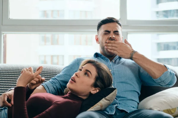 Man geeuwen tijdens saai gesprek met partner — Stockfoto