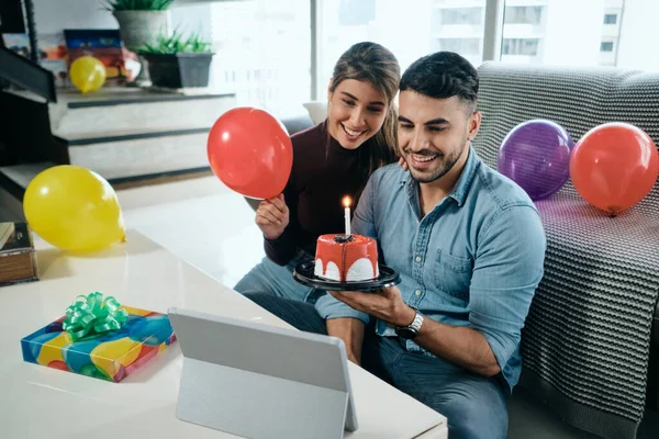 Glückliche Menschen feiern Geburtstagsparty per Videoanruf — Stockfoto