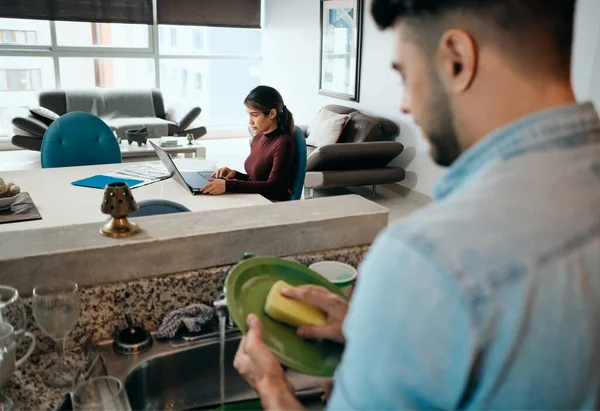 Mujer de negocios trabajando en casa y hombre haciendo tareas Imagen de stock