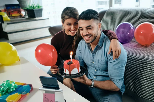 Pessoas felizes comemorando festa de aniversário via Zoom em Smartphone — Fotografia de Stock