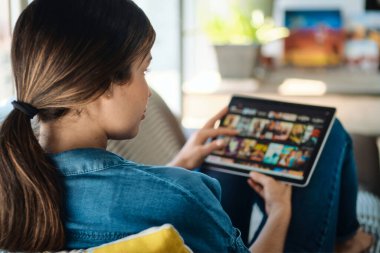 Tablet Bilgisayarda Yayınlanmak için Kadın Filmi Seçiyor