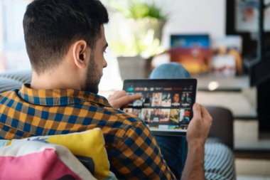 Tablet Bilgisayarda Yayınlanacak Filmi Seçen Adam