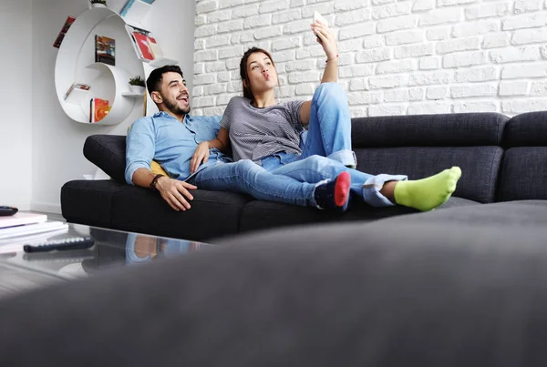 Junges Paar Vergnügt Sich Auf Der Couch Junges Paar Vergnügt Sich Auf Der Couch