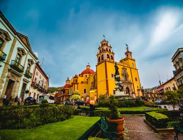 La bella catedral de guanajuato es una de las iglesias mas amblematicas del estado y de la capital, con sus colores y arquitectura te atrapa al anstante.