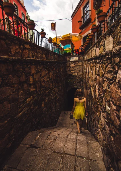 Una Chica Entrando Tunel Calle Subterranea Ciudad Guanajuato — стоковое фото