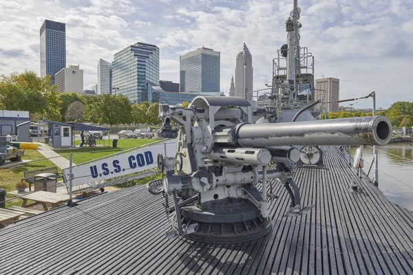 II. Dünya Savaşı denizaltı USS Cod Memorial North Coast liman Cleveland, Ohio ABD (5 inç güverte silah demirledi)