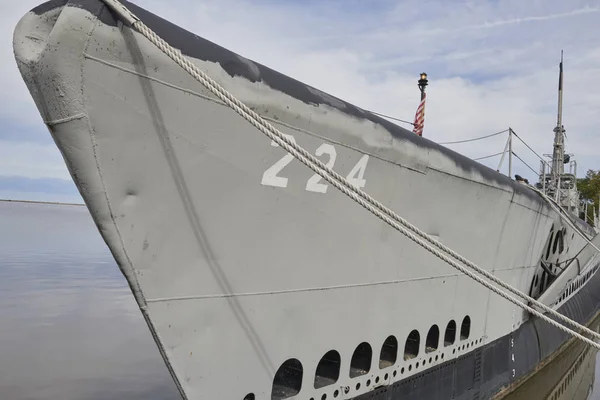二战潜艇船上的鳕鱼纪念馆停靠在北海岸港口克利夫兰 美国俄亥俄州 潜艇弓 — 图库照片