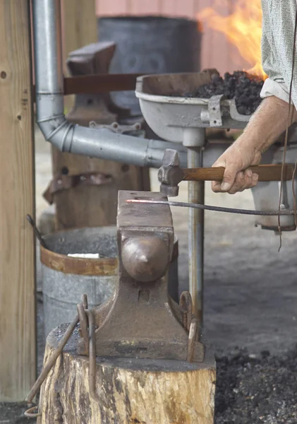 Ferreiro Trabalhando Bigorna Para Reparação Buggy — Fotografia de Stock