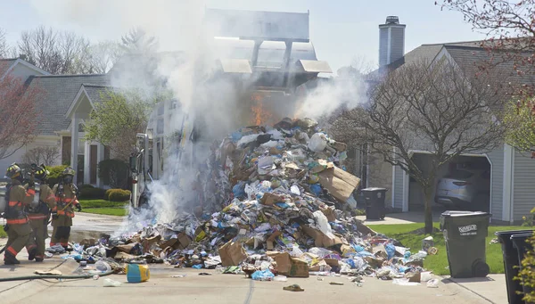 Пожар в мусоровозах — стоковое фото