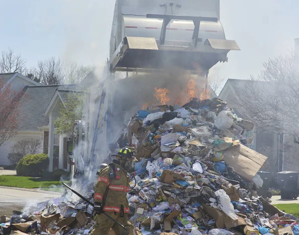 Vuilniswagen brand Rechtenvrije Stockfoto's