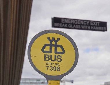Dublin, İrlanda sarı otobüs durağı işareti