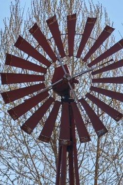 Çelik yel değirmeni