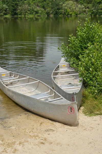 Två Aluminium Kanoter Stranden Liten Damm — Stockfoto