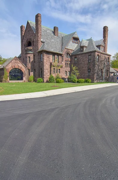 Manoir Résidentiel Brique Avec Quatre Cheminées — Photo