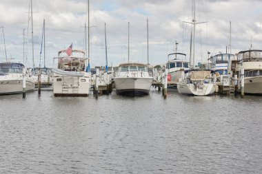 Lüks tekneler limana yanaştı.