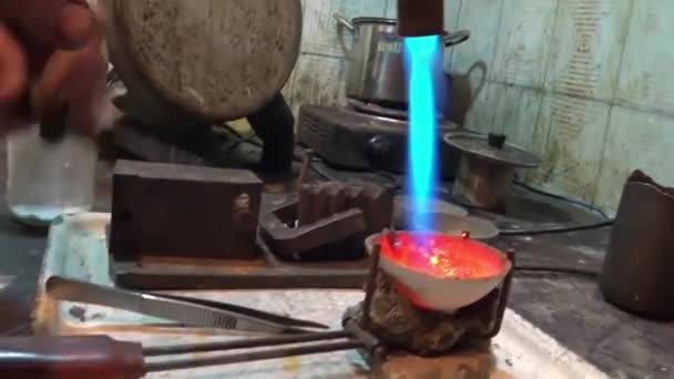 Jeweler melts metal — Stock Video