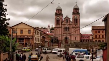 Fianarantzua, Madagaskar'ın merkezinde yer alan bir şehirdir.,