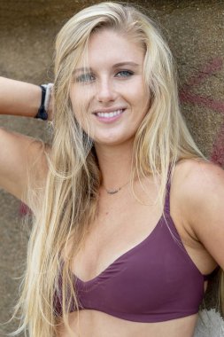 Güzel sarışın manken bir gün sahile sahiptir.