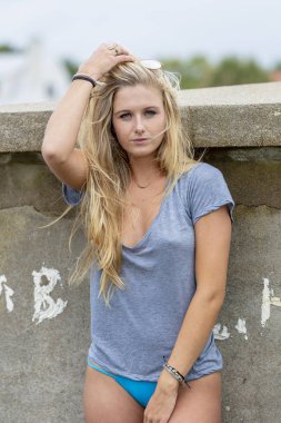 Güzel sarışın manken bir gün sahile sahiptir.