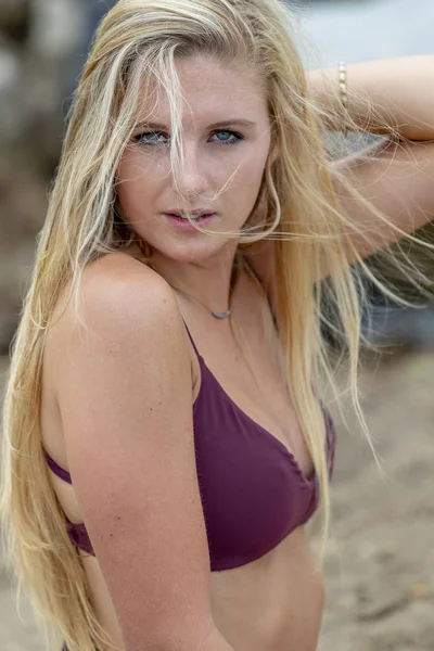 Vacker Blond Modellen Åtnjuter Dag Stranden — Stockfoto