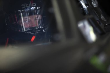 18 Mayıs 2018 - Concord, Kuzey Carolina, ABD: Matt Kenseth (6) alır uygulamaya hazır canavar enerji açık Charlotte Motor Speedway Concord, Kuzey Carolina'için.