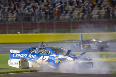 20 Mayıs 2018 - Concord, Kuzey Carolina, ABD: Kyle Larson (42) virane Charlotte Motor Speedway Concord, Kuzey Carolina, canavar enerji All-Star yarış sırasında.