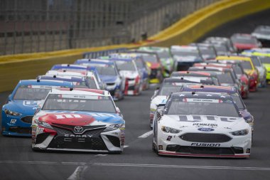 27 Mayıs 2018 - Concord, Kuzey Carolina, ABD: Kyle Busch (18) ve Brad Keselowski (2) kurşun alan Charlotte Motor Speedway Concord, Kuzey Carolina, Coca-Cola 600.